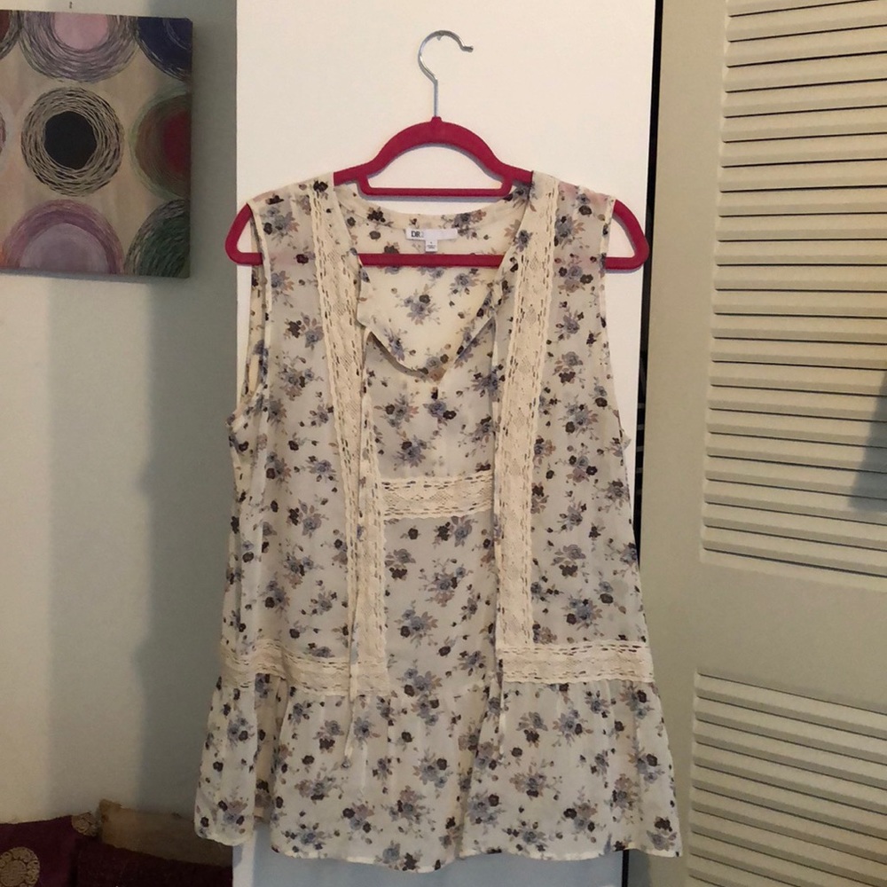 DR2 Ivory floral top with lace and inner lining